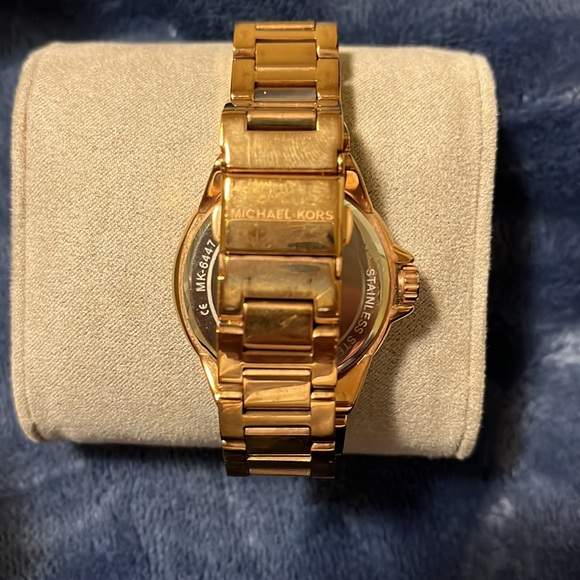 Michael Kors Medium sized Woman’s watch. Never used. Rose Gold - Picture 7 of 7